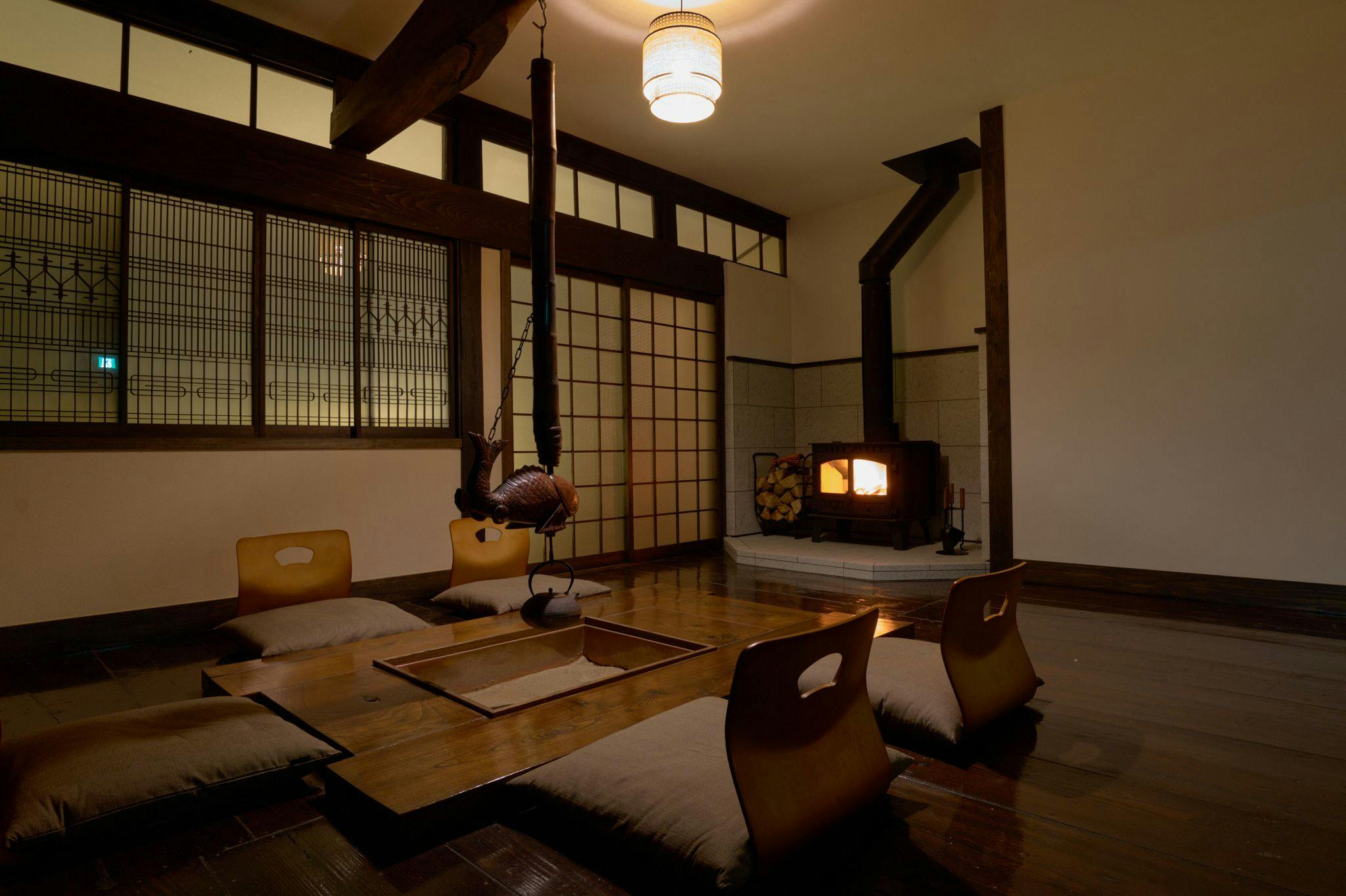 囲炉裏暖炉ダイニング