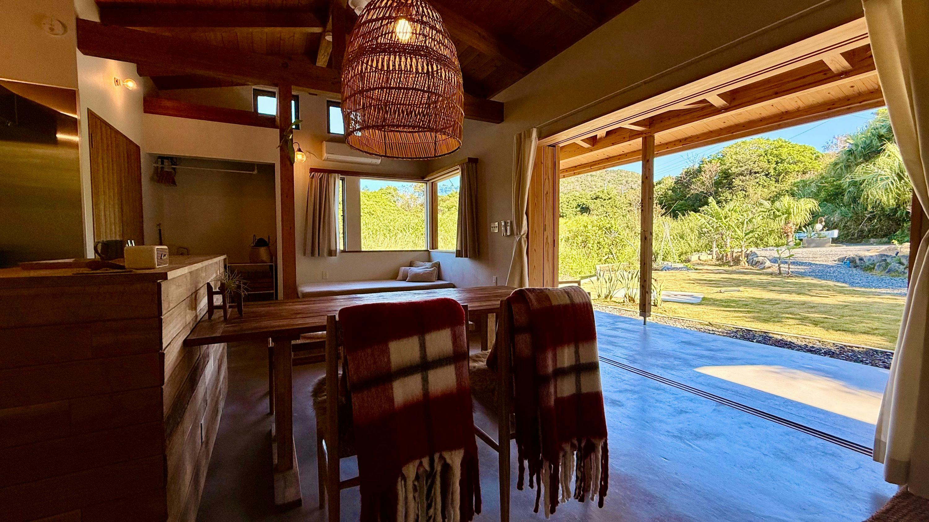 リビングには全開放可能な木製サッシ