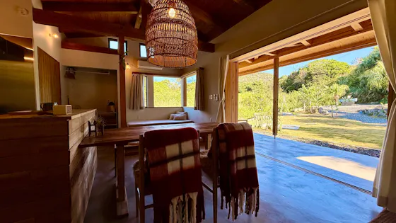 リビングには全開放可能な木製サッシ