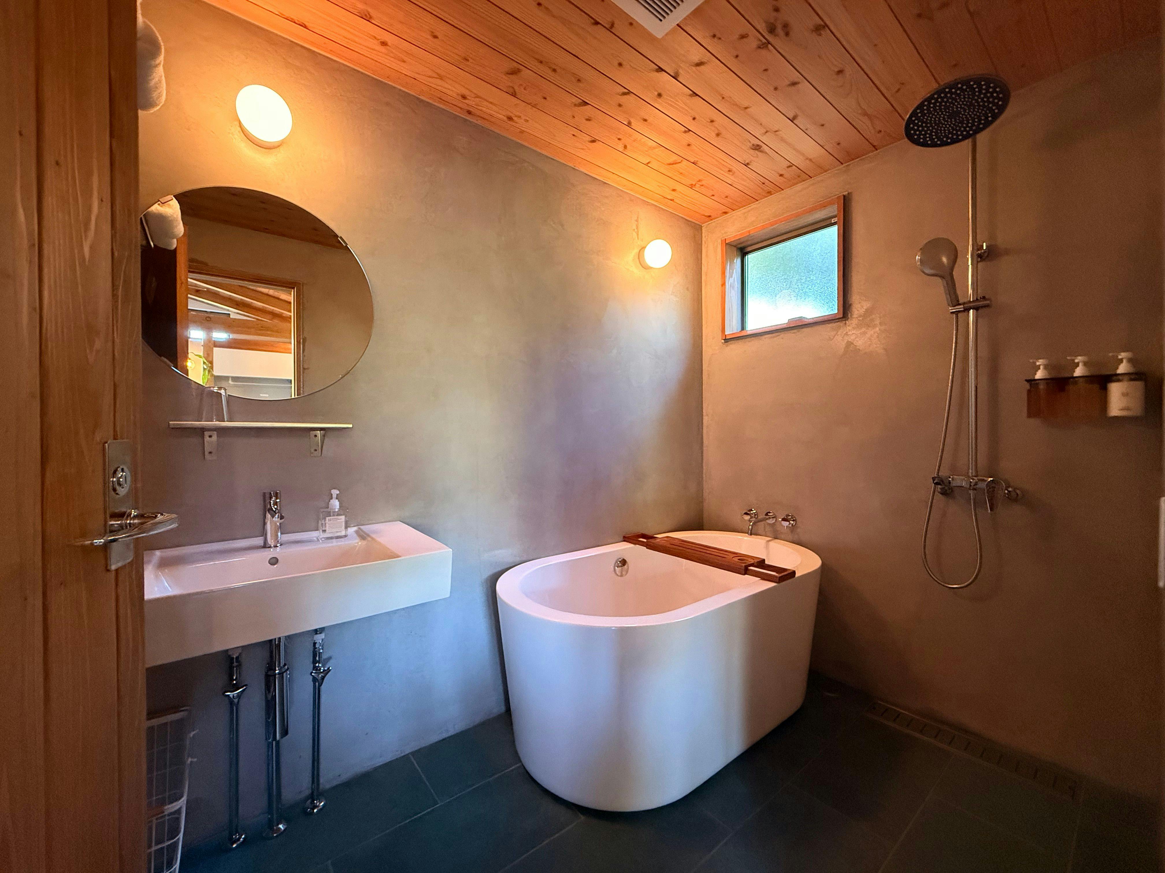 レインシャワーを備えたバスルーム