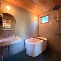 レインシャワーを備えたバスルーム