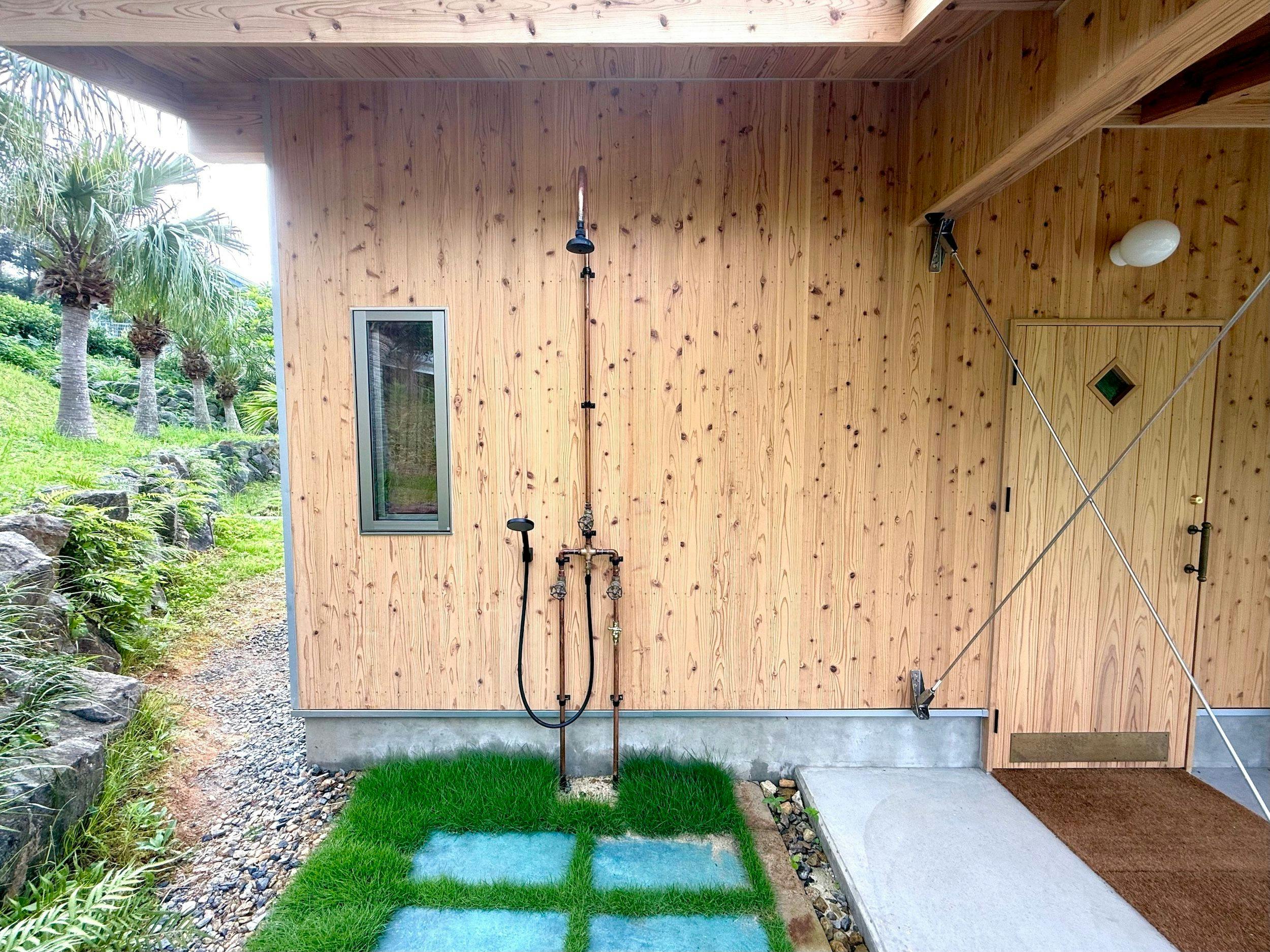 玄関横のシャワー