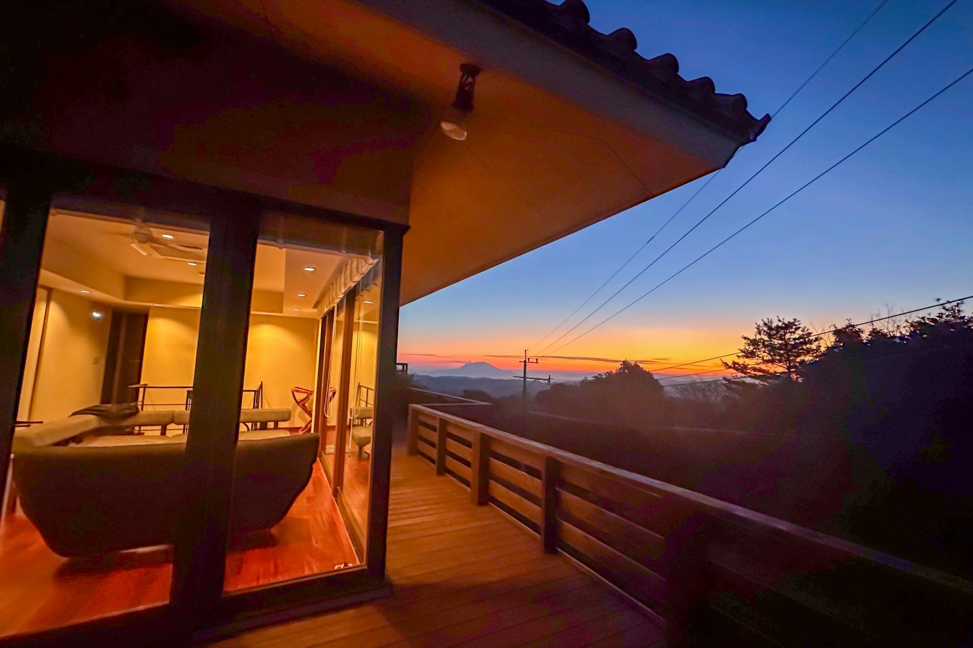 テラスから望む夕景と桜島