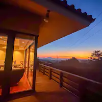 テラスから望む夕景と桜島