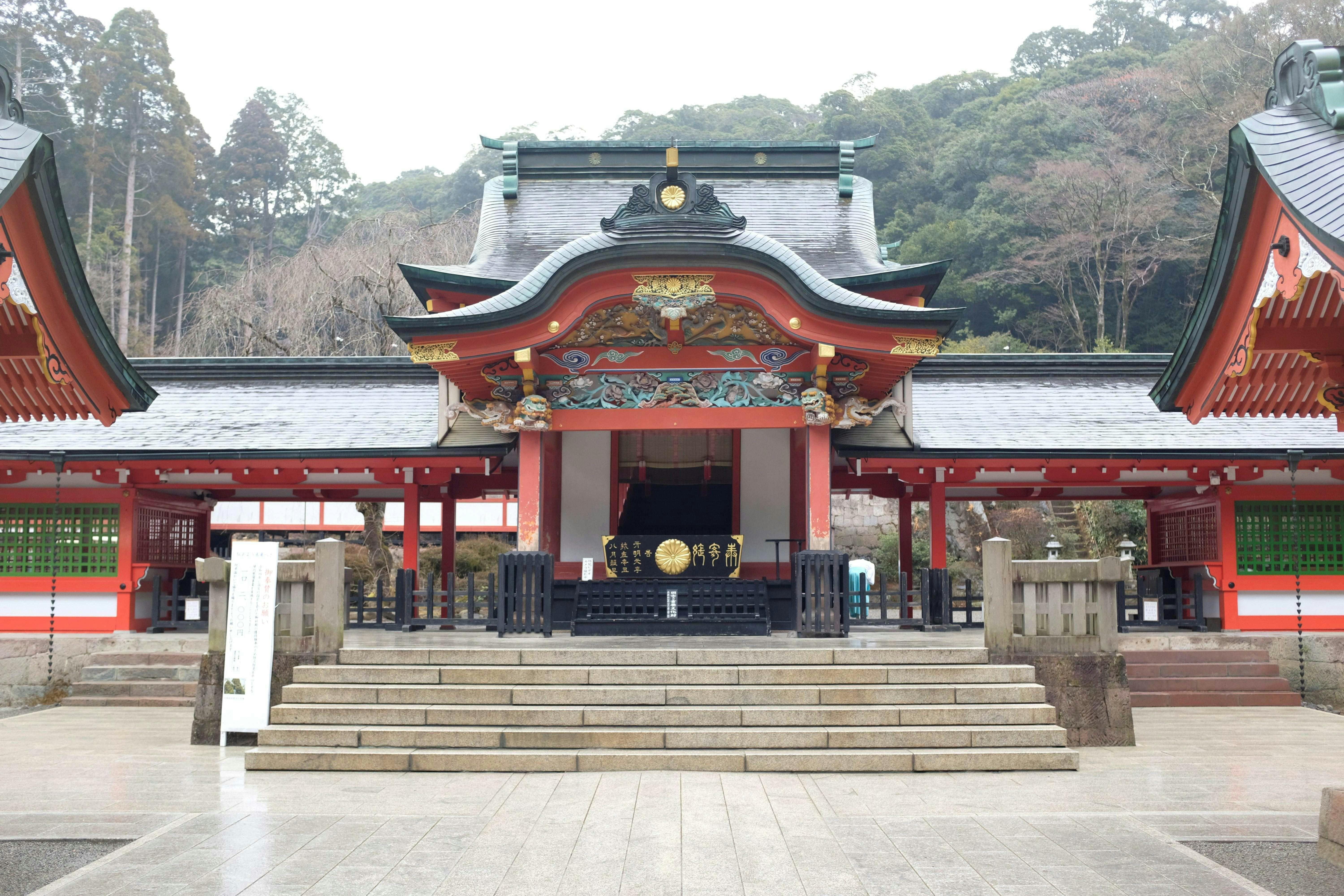 霧島神宮（車で約8分）