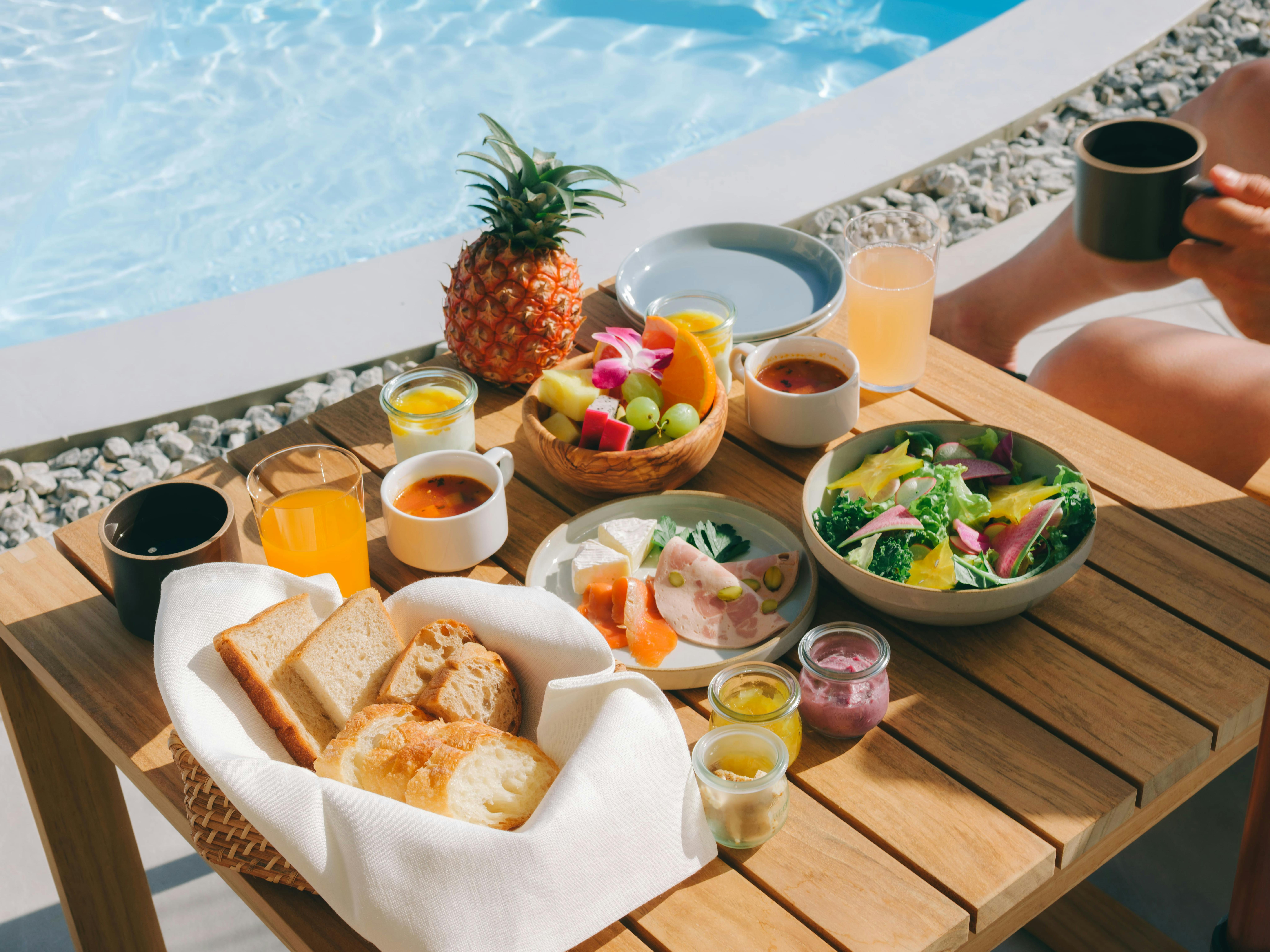 【早割60】【朝食付き】【ビーチから3分】【屋外プール・サウナ付】森や海の気配を感じる優雅なヴィラ