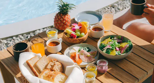 【早割60】【朝食付き】【ビーチから3分】【屋外プール・サウナ付】森や海の気配を感じる優雅なヴィラ