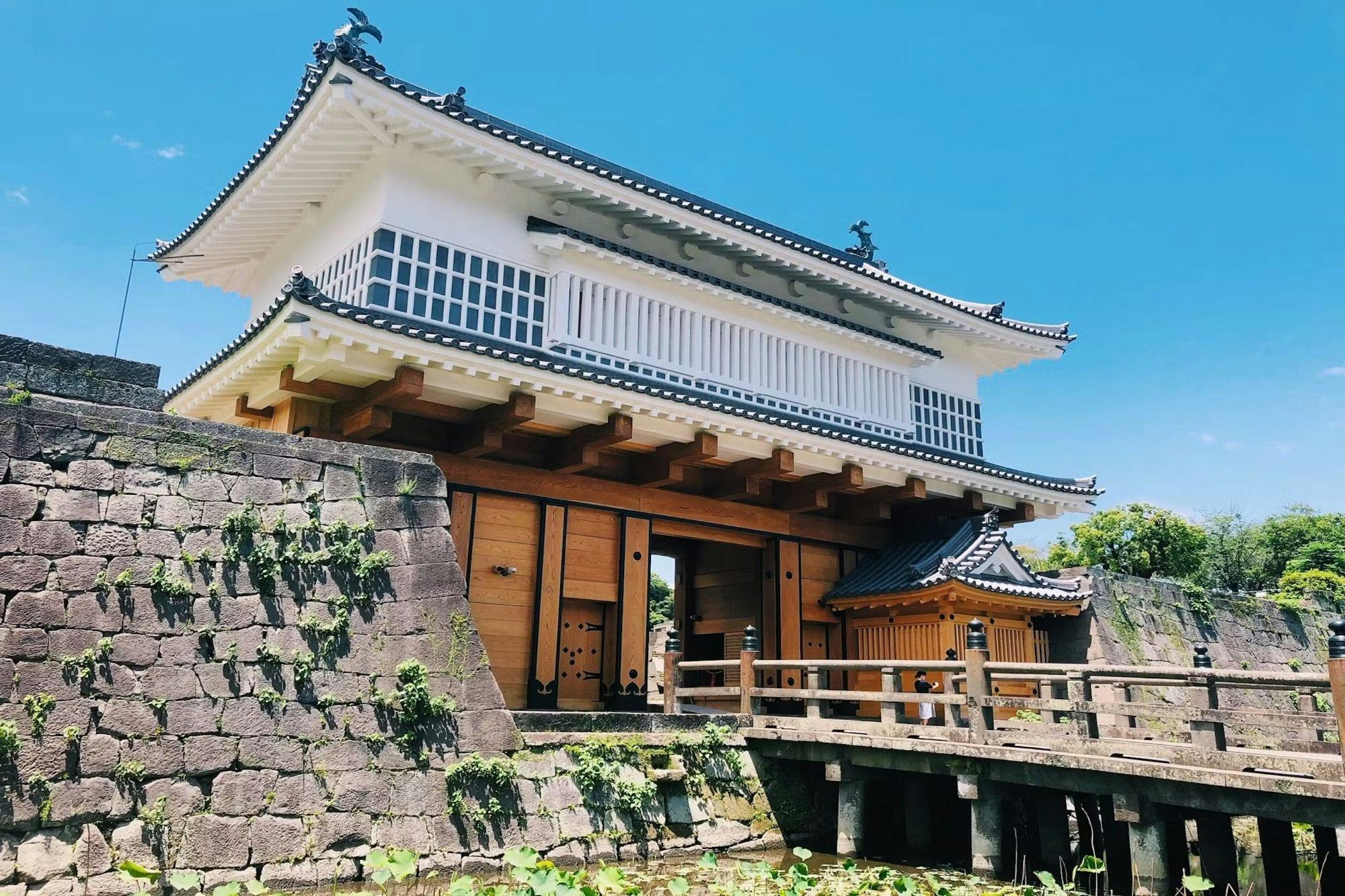 【鶴丸城御楼門】　 徒歩10分