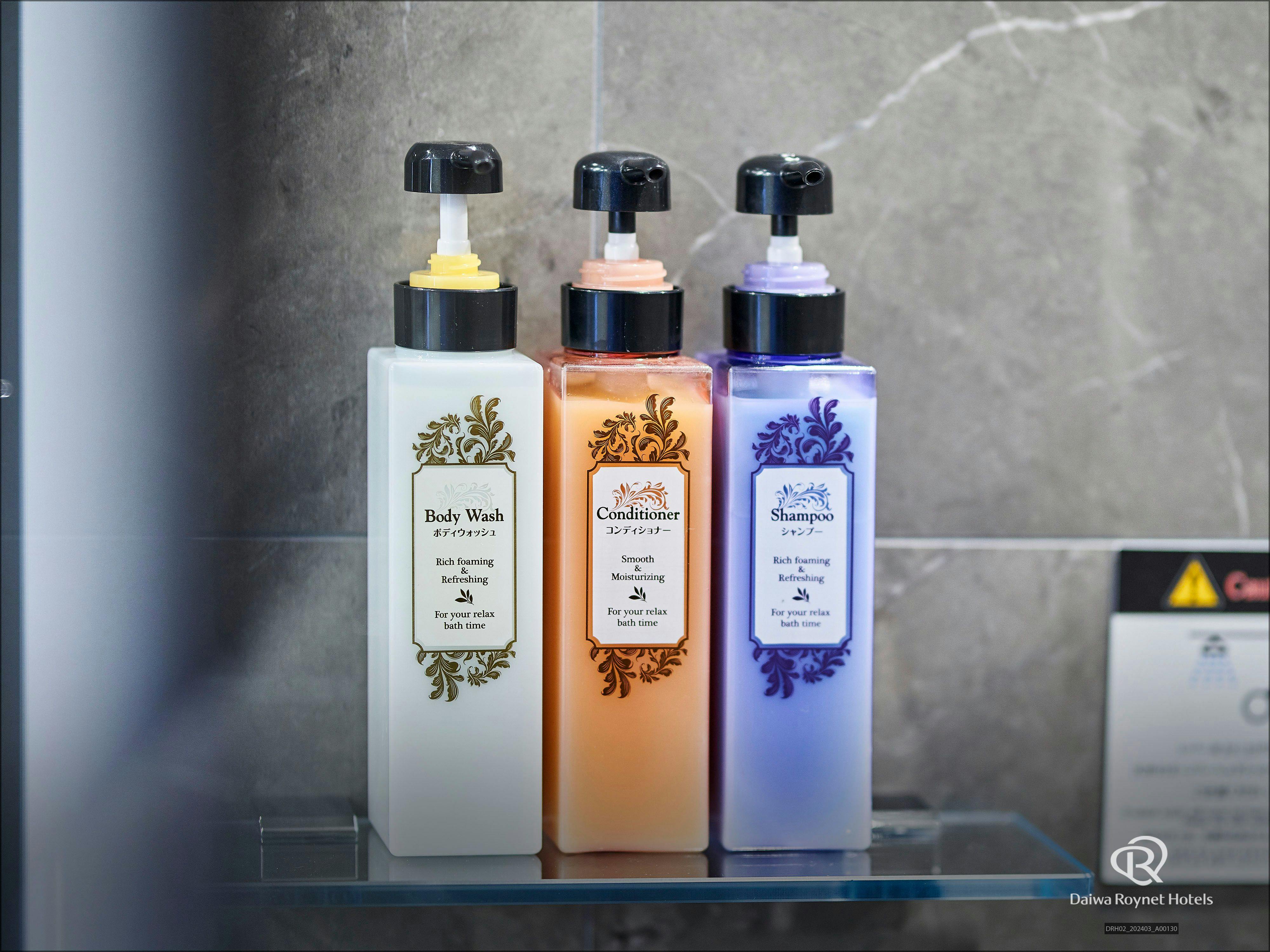 แชมพูและครีมนวดเป็นแบบปั๊มตั้งโต๊ะ ใช้งานง่าย