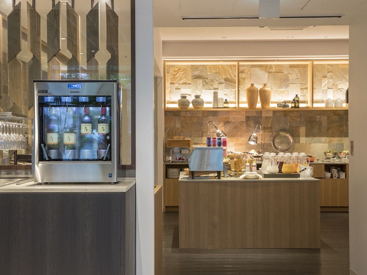 Sarapan prasmanan / Ruang sarapan yang terang dan luas