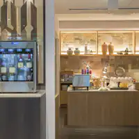 Sarapan prasmanan / Ruang sarapan yang terang dan luas