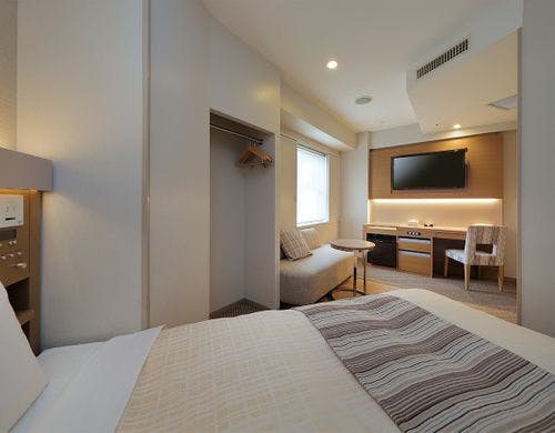 ダブルルーム(デスク周辺)