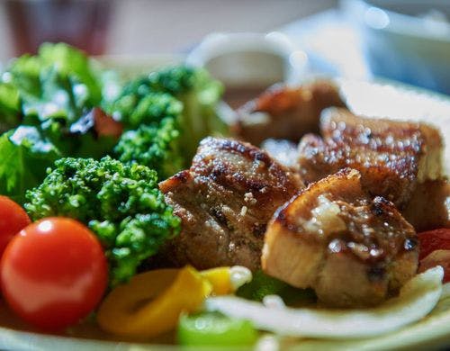 朝食メニュー(肉料理盛り付け例)