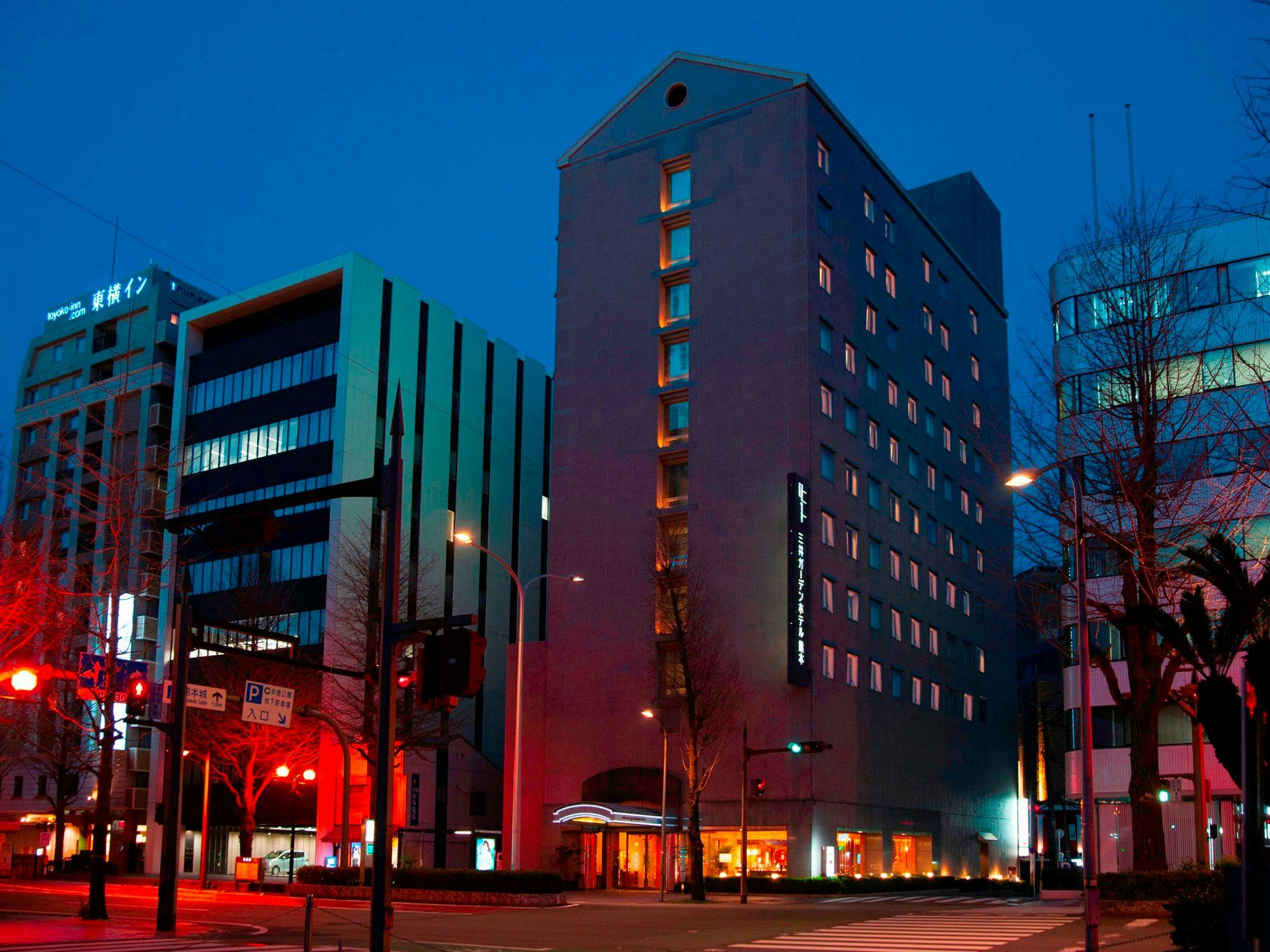 ホテル外観（夜）