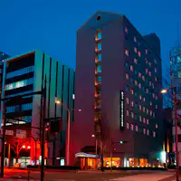 โรงแรมภายนอก (กลางคืน)