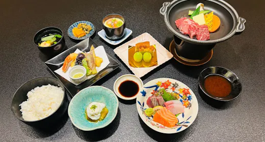 【พร้อมอาหาร 2 มื้อ】เพลิดเพลินกับชุดอาหาร "Mai Course" ที่รวมเนื้อวัวแองกัสย่างบนกระทะเซรามิก ผักตามฤดูกาล และเทมปุระกุ้ง