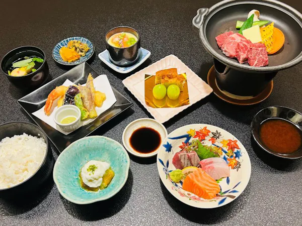 【พร้อมอาหาร 2 มื้อ】เพลิดเพลินกับชุดอาหาร "Mai Course" ที่รวมเนื้อวัวแองกัสย่างบนกระทะเซรามิก ผักตามฤดูกาล และเทมปุระกุ้ง
