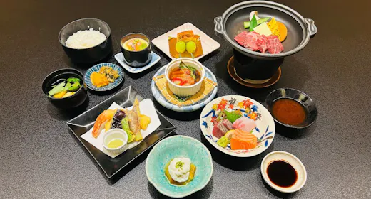 【พร้อมอาหาร 2 มื้อ】เพลิดเพลินกับชุดอาหารค่ำ "Hana Course" ที่ผสมผสานรสชาติแบบญี่ปุ่นและเทคนิคการปรุงแบบตะวันตก พร้อมเนื้อวัวแองกัสย่างบนกระเบื้อง