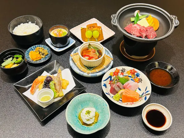 【พร้อมอาหาร 2 มื้อ】เพลิดเพลินกับชุดอาหารค่ำ "Hana Course" ที่ผสมผสานรสชาติแบบญี่ปุ่นและเทคนิคการปรุงแบบตะวันตก พร้อมเนื้อวัวแองกัสย่างบนกระเบื้อง