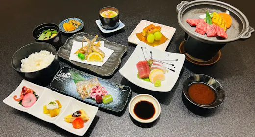 【1 คืนพร้อมอาหาร 2 มื้อ】เพลิดเพลินกับเมนู "มิยาบิ" ที่ประกอบด้วยสเต็กเนื้อริบอายวากิวจากคิวชูที่มีรสชาติกลมกล่อมและสัมผัสละลายในปาก