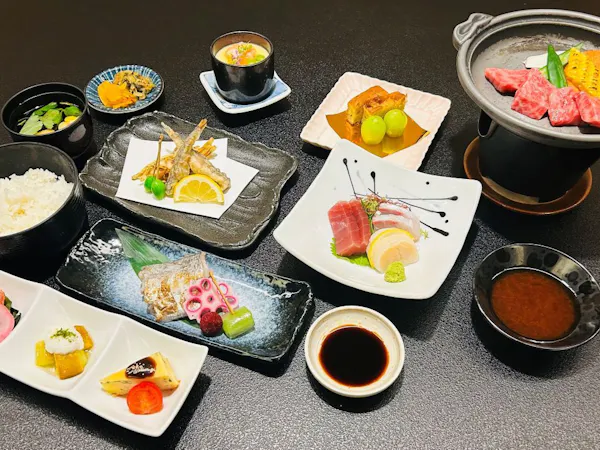 【1 คืนพร้อมอาหาร 2 มื้อ】เพลิดเพลินกับเมนู "มิยาบิ" ที่ประกอบด้วยสเต็กเนื้อริบอายวากิวจากคิวชูที่มีรสชาติกลมกล่อมและสัมผัสละลายในปาก