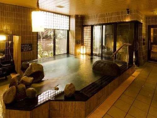 อ่างอาบน้ำในร่มสำหรับผู้ชาย