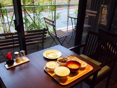 簡単な和朝食が無料サービスとなります。