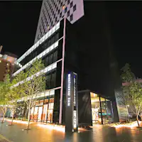 ホテル入口と外からのエントランス