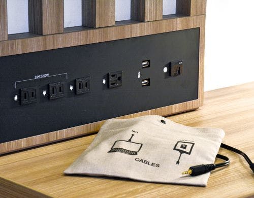 USB端子、AUXケーブル完備