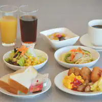 บุฟเฟ่ต์อาหารเช้าแบบญี่ปุ่นและตะวันตก