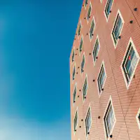 อาคาร 9 ชั้นสไตล์อิฐ