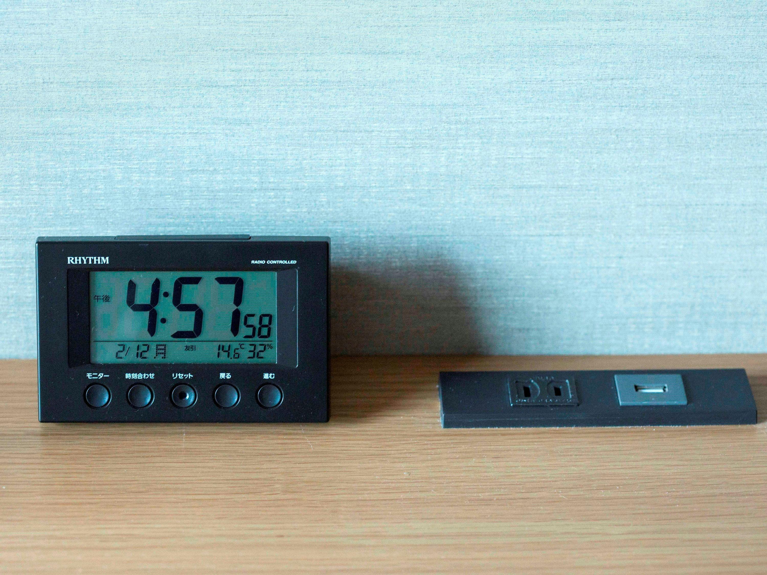 目覚まし付デジタル時計・電源タップ等