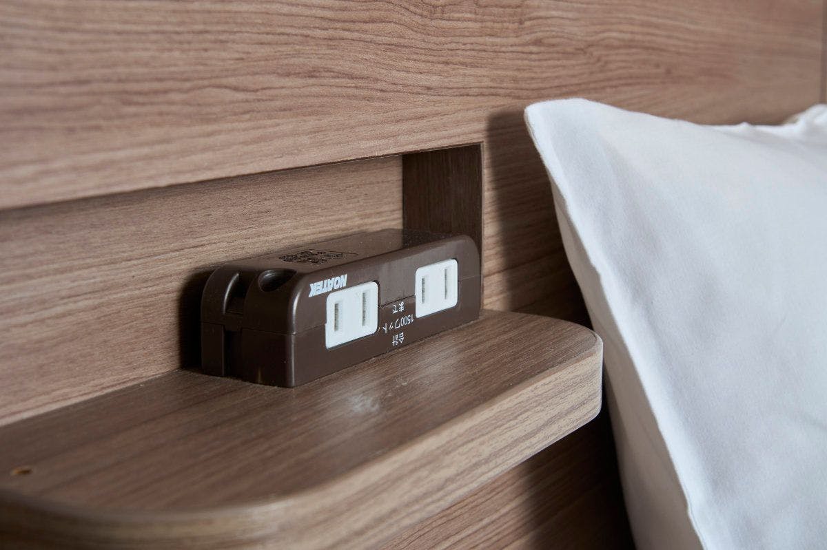 枕元に電源があるので携帯充電も便利！