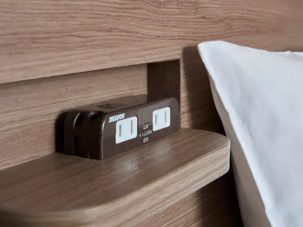枕元に電源があるので携帯充電も便利!
