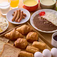 無料朝食:メインの朝カレーやパンなど。