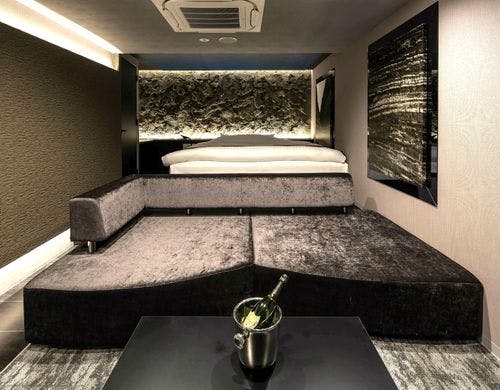 アーティストルーム612号室『鉱石』