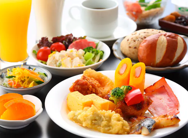 朝食はさまざまな温かい料理をご用意。