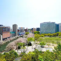 ホテル外観と天神中央公園