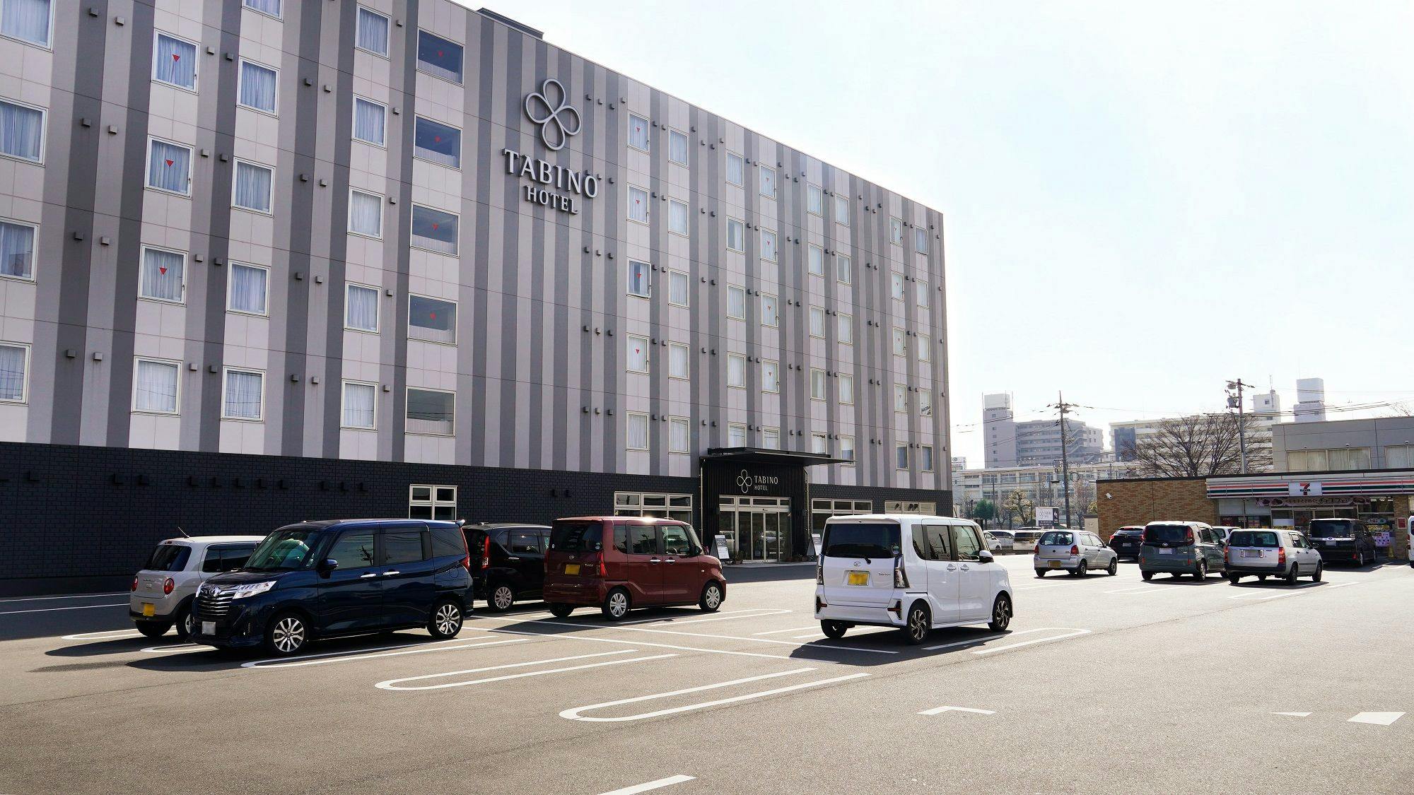 120台分の無料駐車場を完備