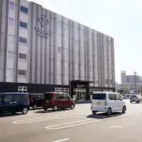 120台分の無料駐車場を完備