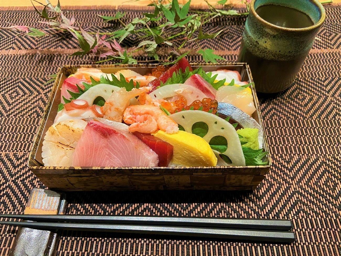【夕食付】お部屋でお食事したい方におススメ！産直の新鮮旬魚が入った豪華 海鮮ちらし弁当（夕食）付