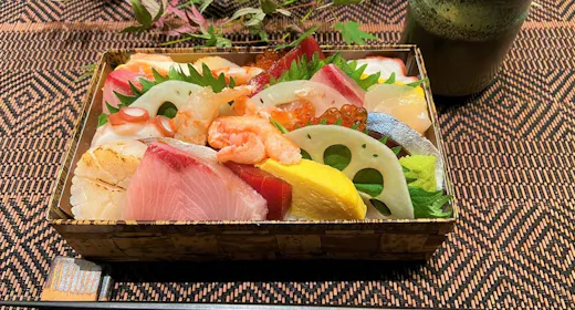 【夕食付】お部屋でお食事したい方におススメ!産直の新鮮旬魚が入った豪華 海鮮ちらし弁当(夕食)付