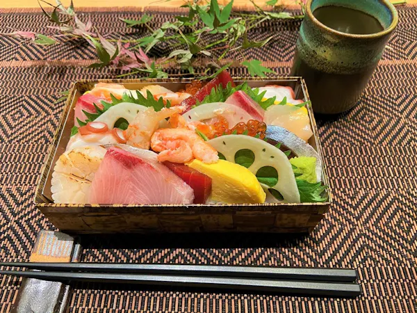 【夕食付】お部屋でお食事したい方におススメ!産直の新鮮旬魚が入った豪華 海鮮ちらし弁当(夕食)付