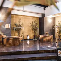 ห้องอาบน้ำขนาดใหญ่พร้อมบ่อน้ำร้อนกลางแจ้ง