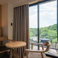 花園椅子和桌子