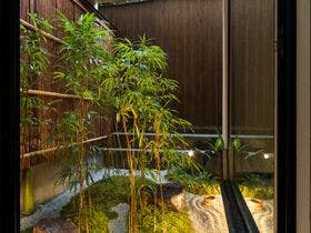 ぎおん美先古門前