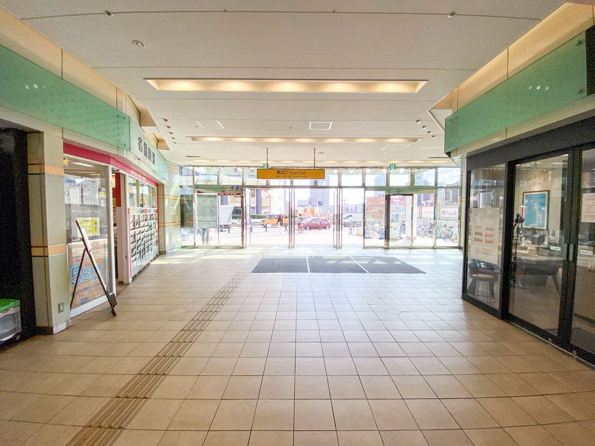 1_名鉄金山駅東口改札を直進