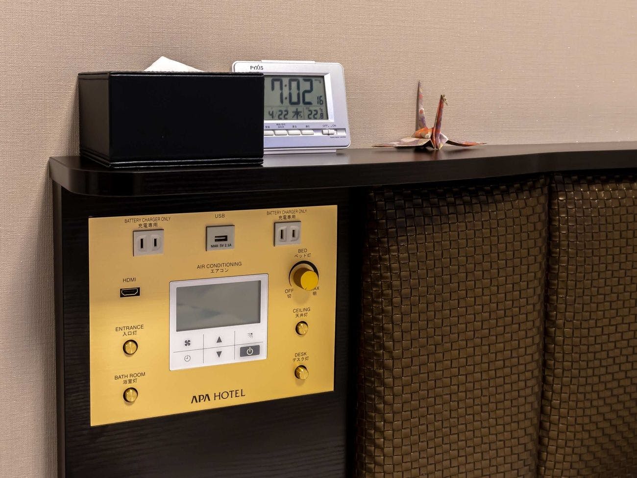 Pengontrol terpusat di samping tempat tidur