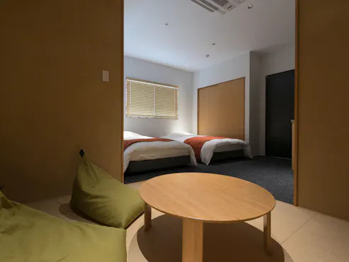 ห้องสไตล์ญี่ปุ่นและตะวันตก: ห้องเตียงคู่พร้อมพื้นที่เสื่อทาทามิ