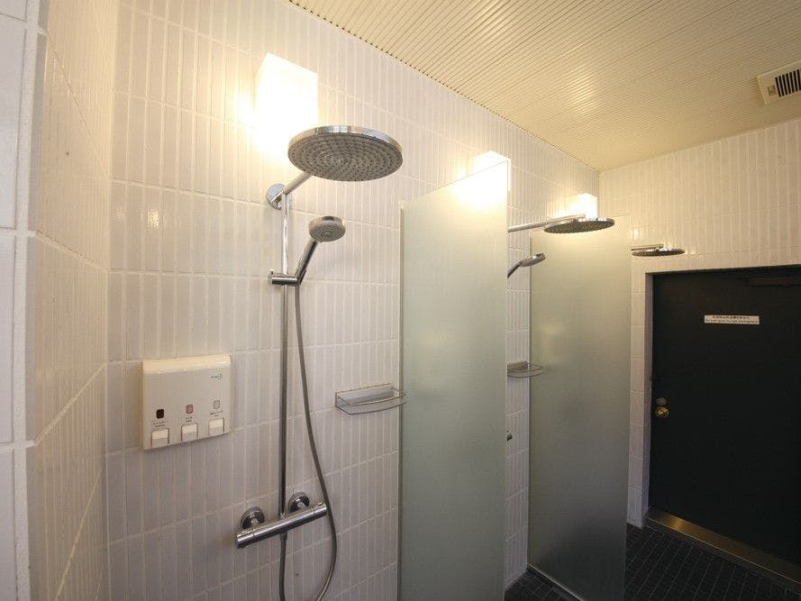 ห้องอาบน้ำที่สิ่งอำนวยความสะดวกอาบน้ำ